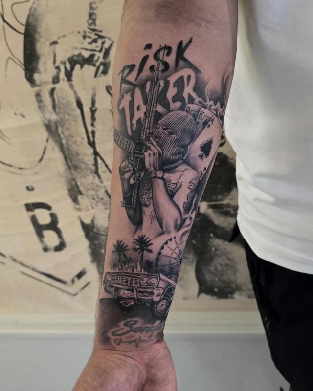 Antebrazo tatuado en black and grey por Ink Vibes Tenerife