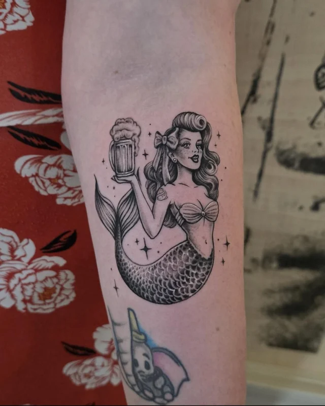 Pin-up sirena tatuada en estilo tradicional