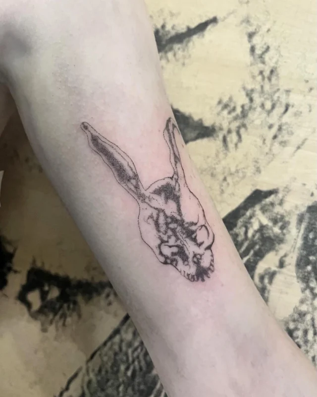 Cráneo de conejo tatuado en dotwork